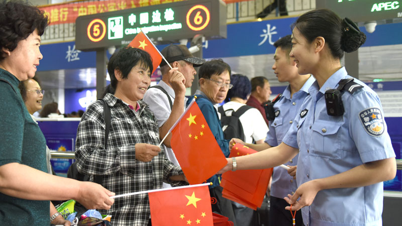 圖為民警向旅客送祝福,，作者：吳瓊 - 副本