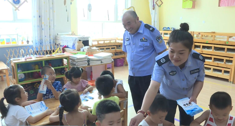 兀術(shù)街司法所孫海彬,、吳研到調(diào)兵山市育才幼兒園,，進行法律宣傳