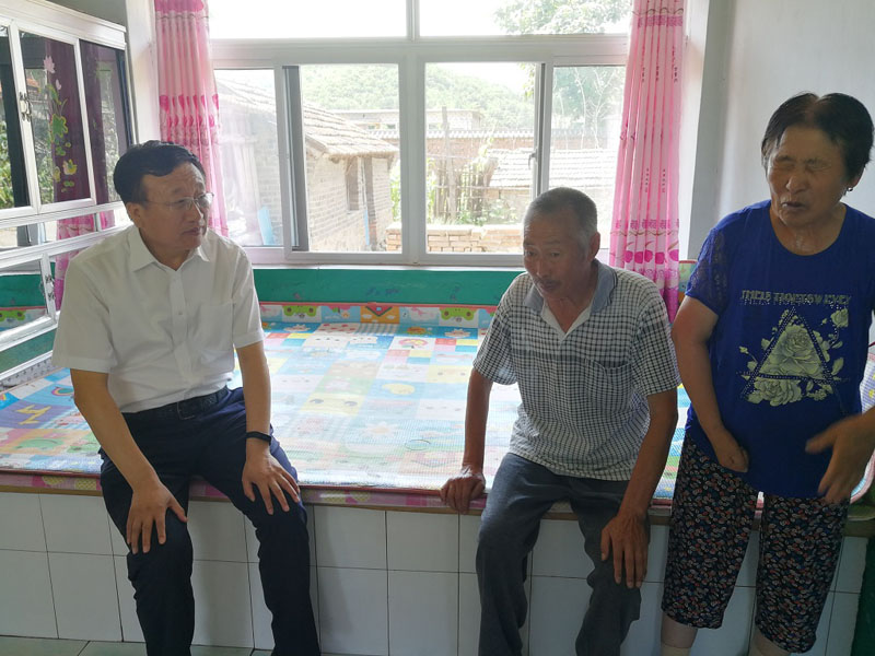 五包五促活動(dòng)中,，遼陽市委常委,、政法委書記張東走訪包促戶