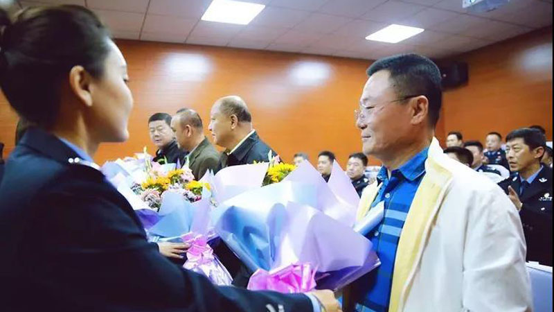 退休儀式上新警向退休民警獻(xiàn)花