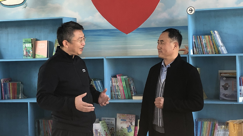 王強(qiáng)在“清華書屋”與鎮(zhèn)中心小學(xué)校長交流