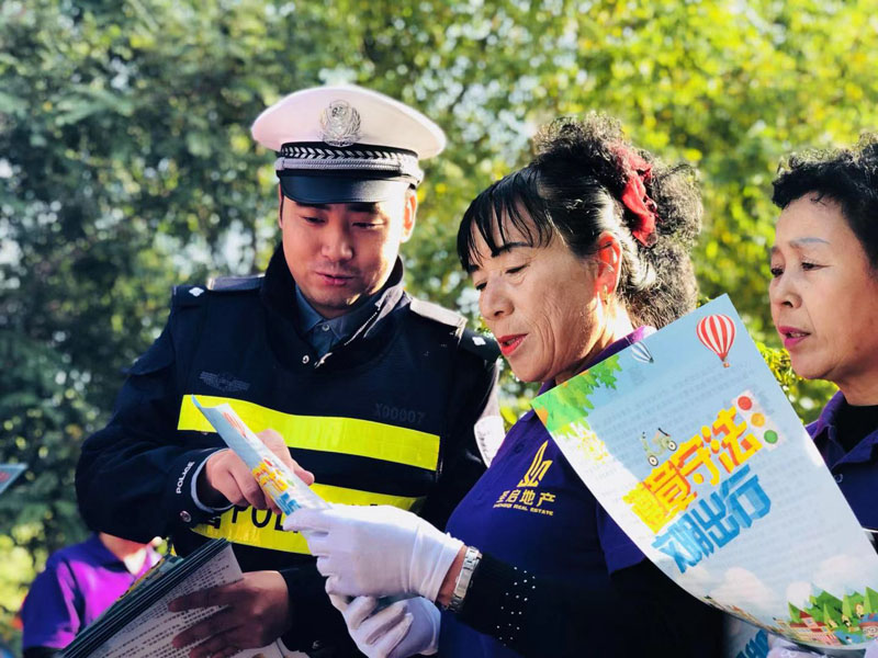 燈塔交警深入文體活動(dòng)周開(kāi)展交通安全活動(dòng)