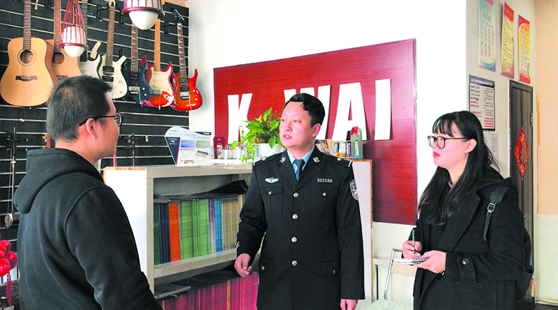 記者同民警一起在轄區(qū)內走訪商戶