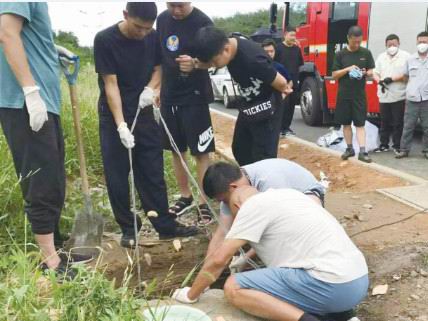 圖為撈尸體現(xiàn)場 (3)