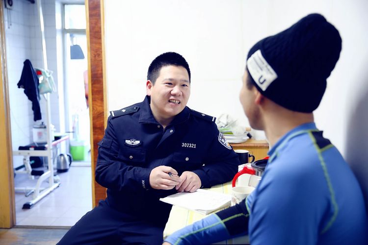 民警到校外居住的留學生家中“家訪”