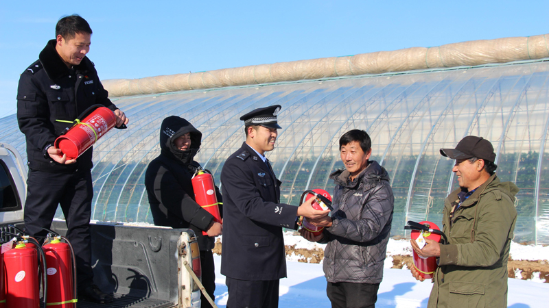 民警向農(nóng)戶發(fā)放消防器材