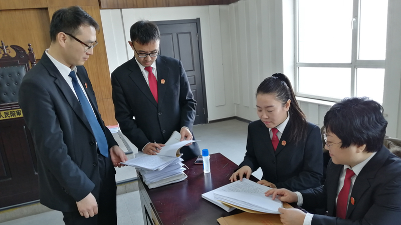 民二庭的法官,、法官助理正在研究案件
