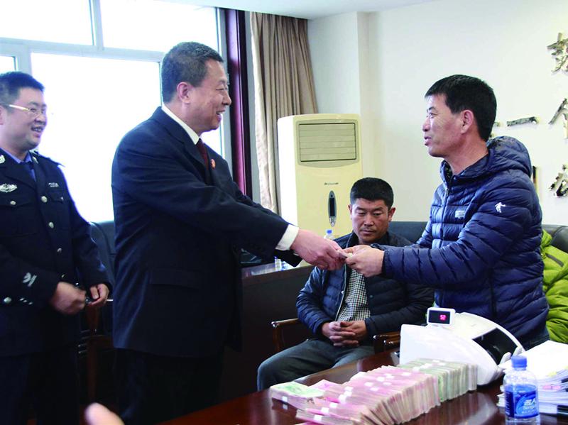 2019年2月 某勞務(wù)合同案件執(zhí)行款發(fā)放現(xiàn)場(chǎng)