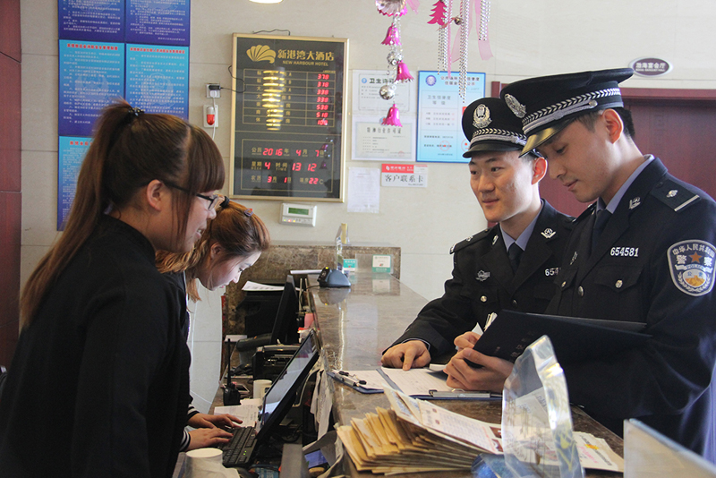 錦州市公安局民警深入企業(yè)、商戶宣傳掃黑除惡專項(xiàng)斗爭(zhēng)
