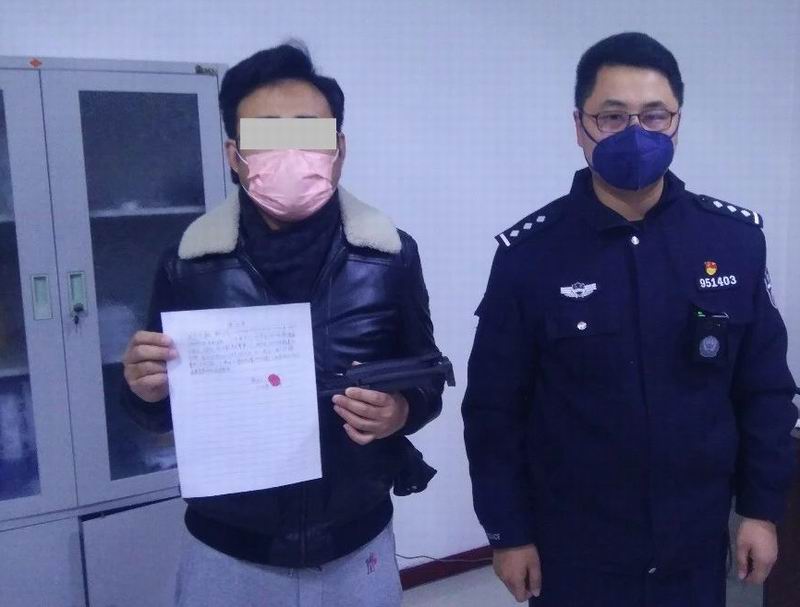 李某某寫(xiě)下保證書(shū)（左）