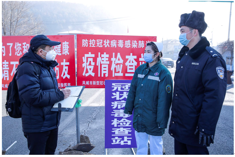 記者（左）采訪張洪瑋,、齊文文夫妻   栗粟  攝