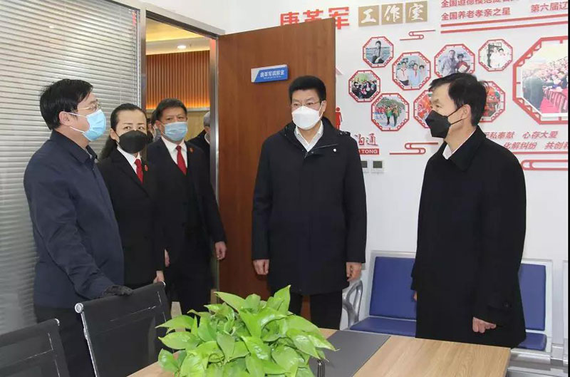 張學群（右一）到遼陽中院檢查安檢區(qū)和調(diào)解室消毒情況
