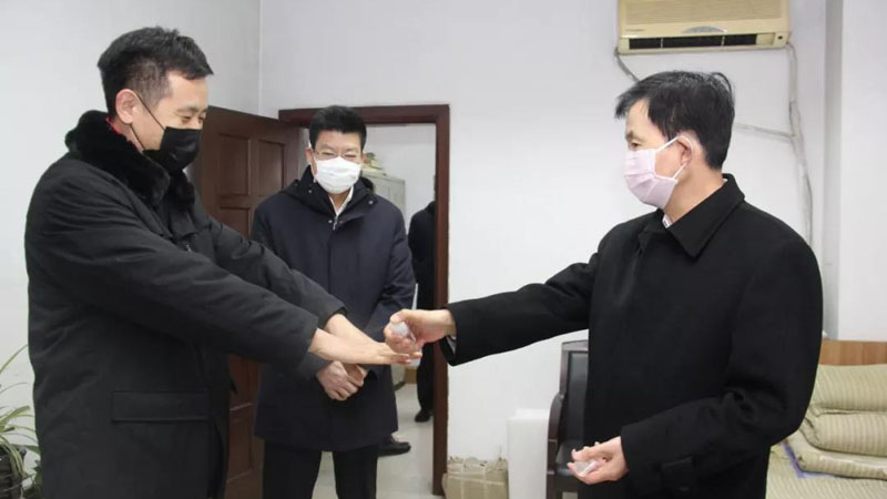 張學(xué)群（右一）在大東區(qū)法院干警值班室指導(dǎo)個(gè)人防護(hù)