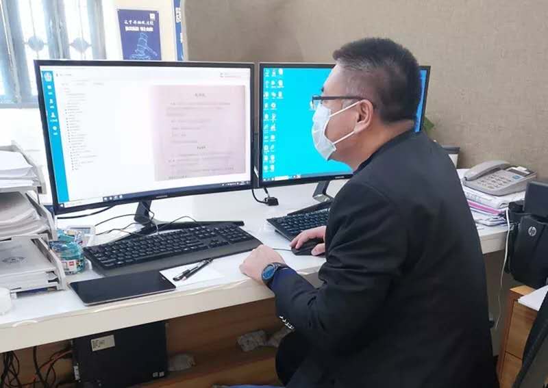 鐵西區(qū)法院立案庭庭長孫宗杰正在處理網(wǎng)上立案信息