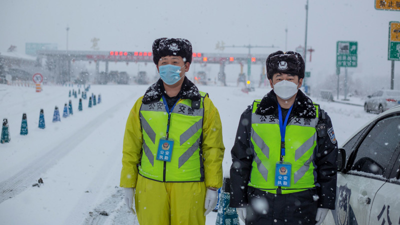 在風雪中值守
