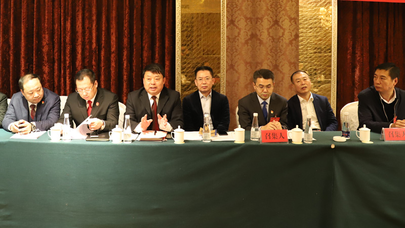 李延輝（左三）在鐵嶺市政協(xié)組織召開的民營企業(yè)家座談會上