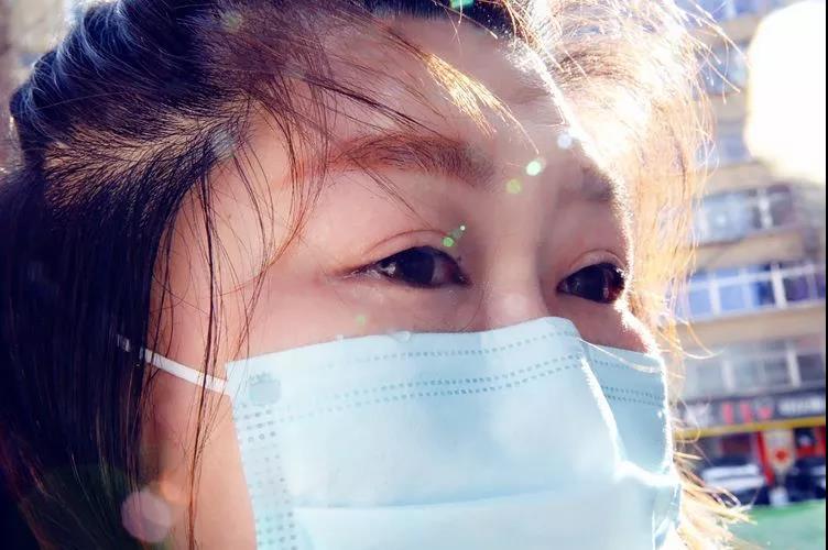 望著父親的背影,，女兒眼里全是淚水