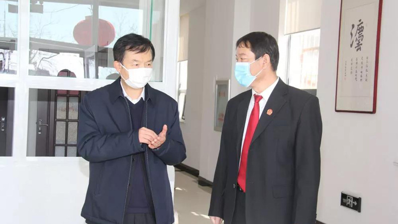張學群（左）在盤錦市大洼區(qū)人民法院遼東灣法庭督導檢查