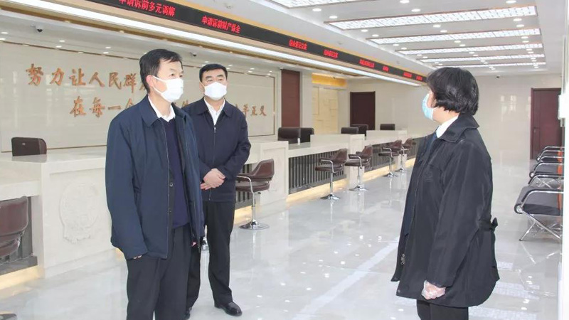 張學群（左一）在盤錦市雙臺子區(qū)人民法院訴訟服務(wù)中心新址調(diào)研