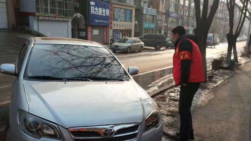 劉守政總是第一個(gè)走向來(lái)往車(chē)輛進(jìn)行登記信息