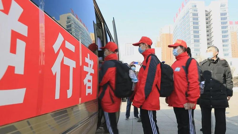 醫(yī)護(hù)人員有序登車
