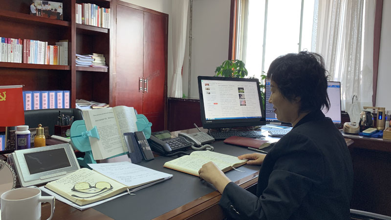 葫蘆島中院黨組書記,、院長(zhǎng)王淑俐主持“云會(huì)議”