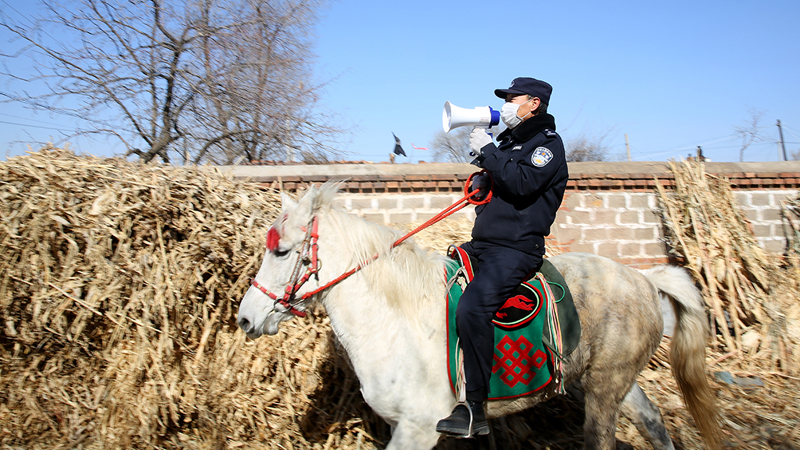 民警進(jìn)村 “馬”上宣傳
