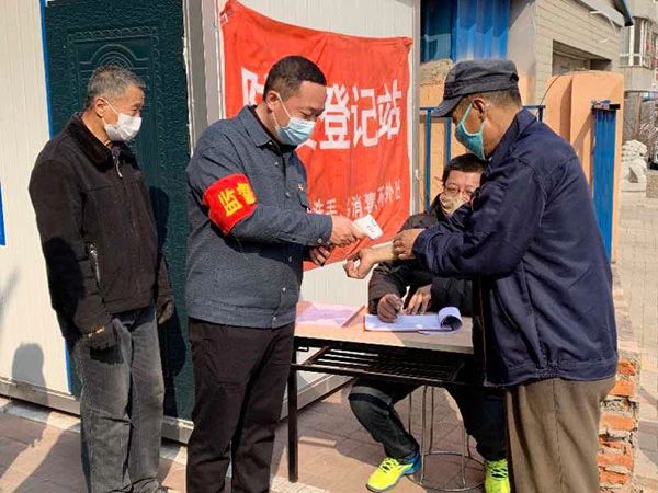 李俊在卡點(diǎn)執(zhí)勤