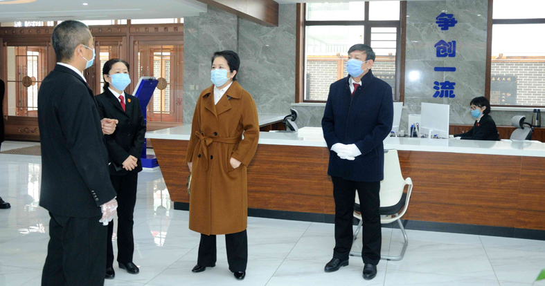 3、孫忠麗（右2）在朝陽(yáng)市龍城區(qū)人民法院調(diào)研“智慧法院”建設(shè)工作