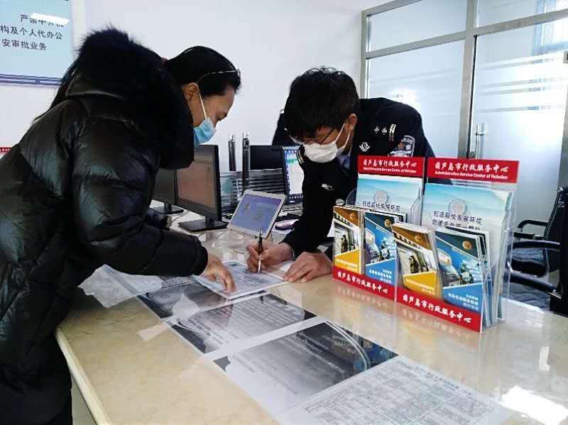 圖3——治安支隊為復工復產企業(yè)辦理《爆破作業(yè)人員許可證》