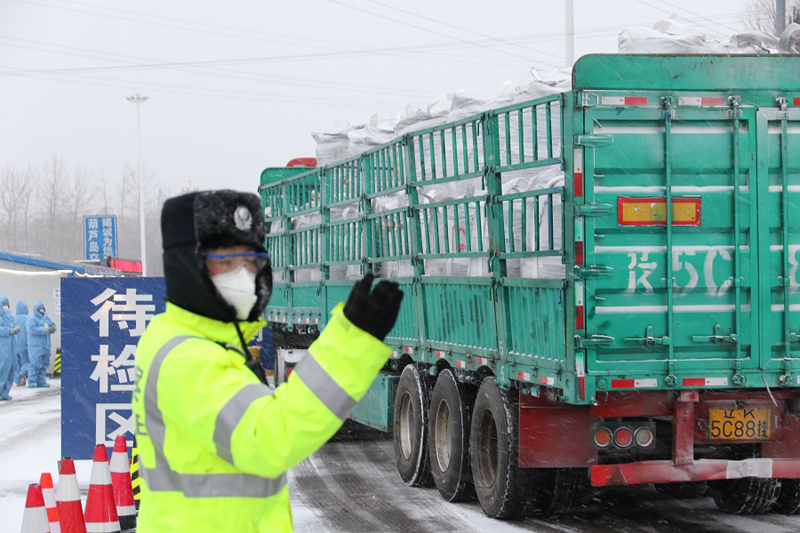圖1——葫蘆島交警風雪天為開復工企業(yè)運輸車輛護航