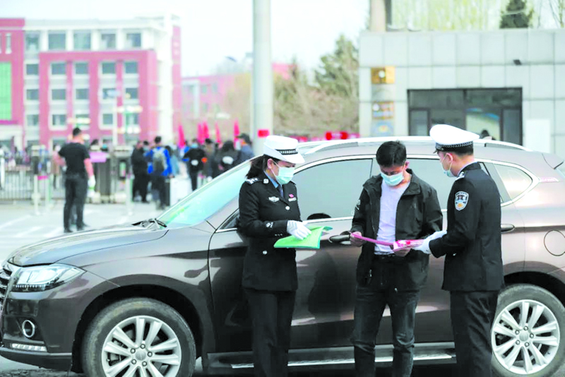 昌圖交警向返校學生家長發(fā)放《交通防疫指南》