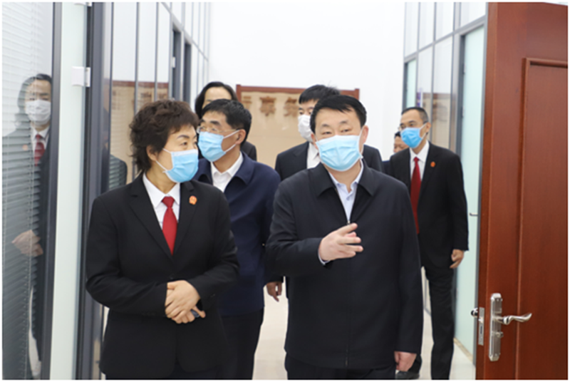 葫蘆島市委常委,、政法委書記孫洪軍（右）到訴訟服務(wù)中心調(diào)研