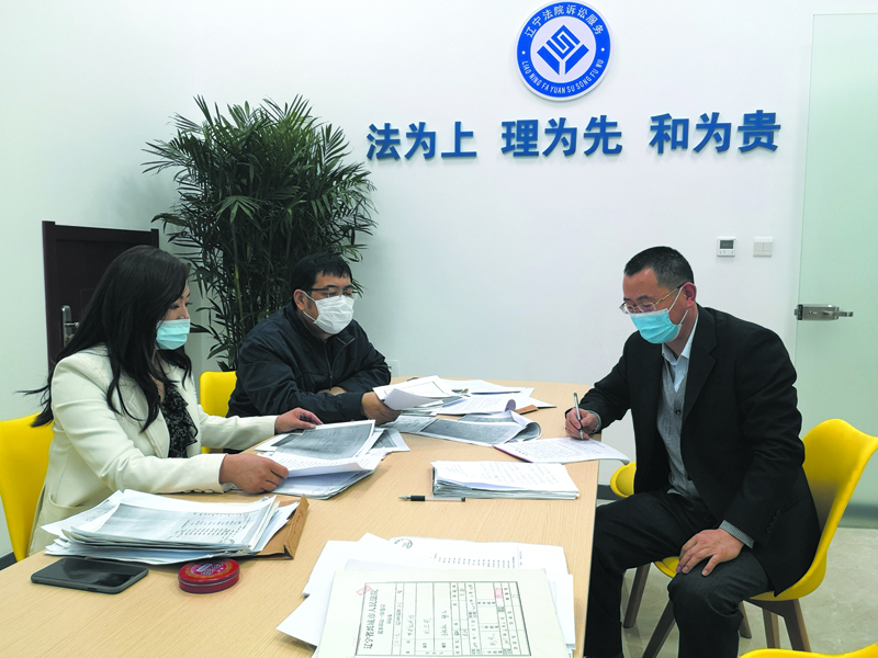 圖1,、法官與企業(yè)人員分析案情