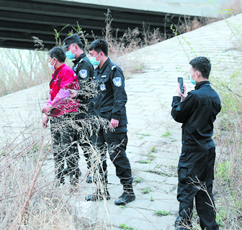 王某妻子周某指認殺人現(xiàn)場