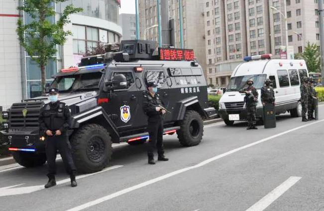 a威武霸氣的“劍齒虎”防暴車