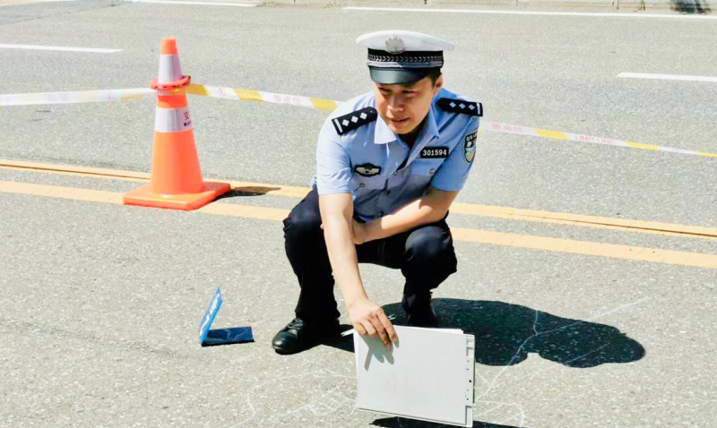 陳瀚對肇事現(xiàn)場進(jìn)行勘查_編輯