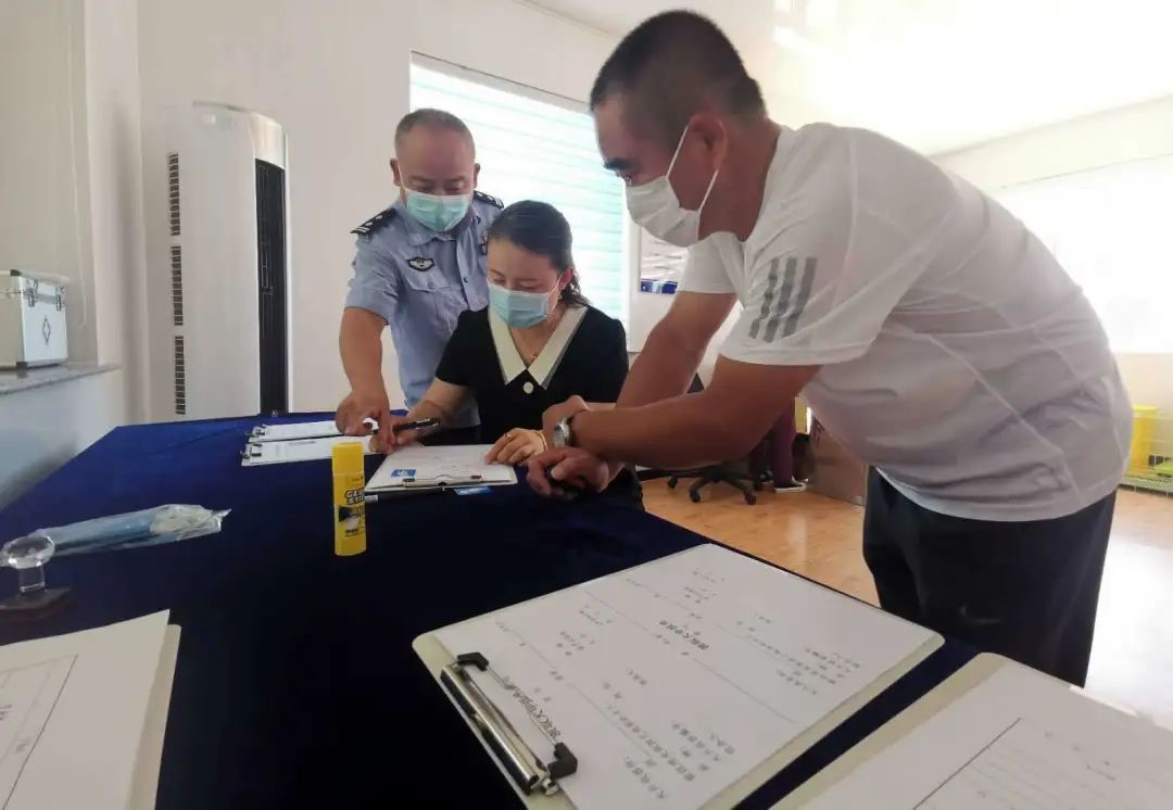 民警指導(dǎo)王先生填寫了相關(guān)表格