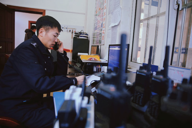 民警在接聽報(bào)警電話