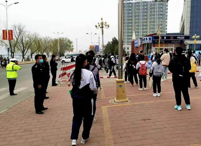校門口守護學(xué)生安全