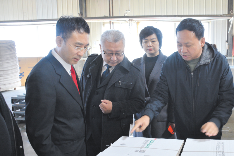 北鎮(zhèn)法院院長張宏偉（左一）走訪民營企業(yè)