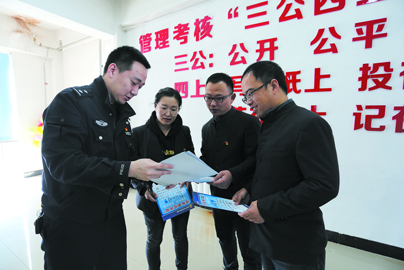 民警進企宣傳