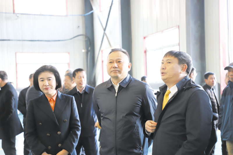 本溪市委常委、政法委書記徐勝（中）正在走訪企業(yè)