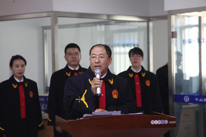 在新任員額法官宣誓儀式上,，滕啟剛代表老法官致辭,。