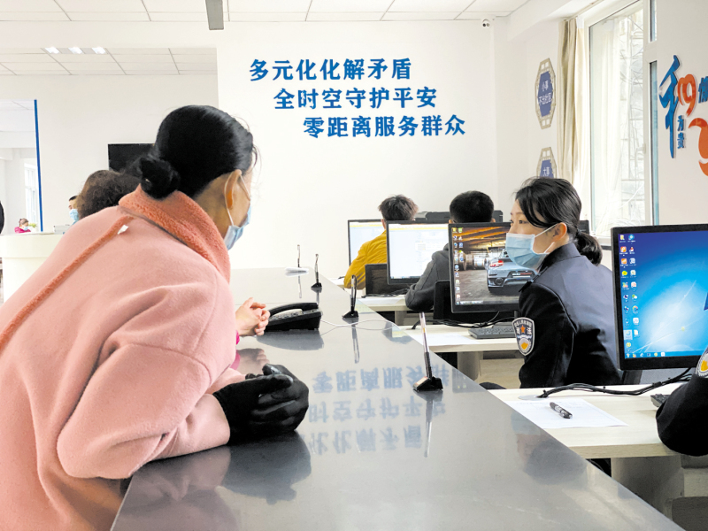 群眾在社會治理服務(wù)中心咨詢問題
