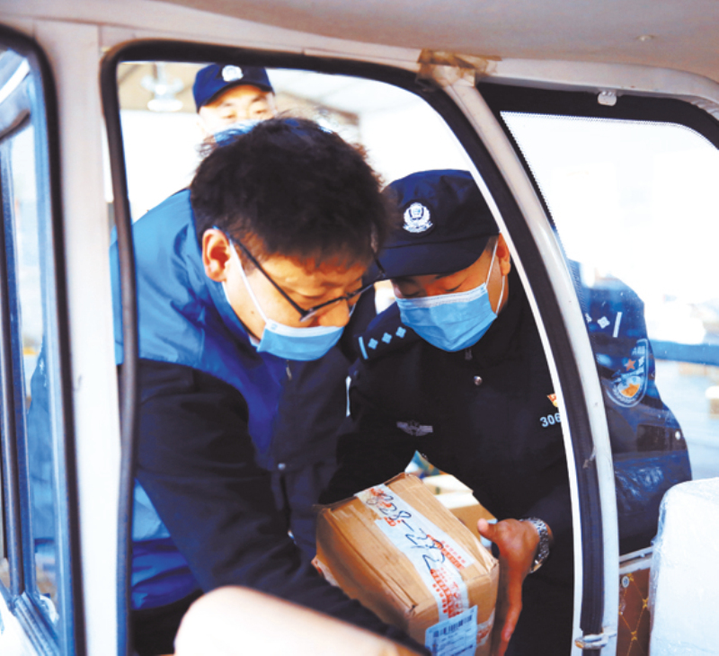 鞍山市公安局鐵東分局舊堡派出所對(duì)快遞車輛進(jìn)行安全檢查