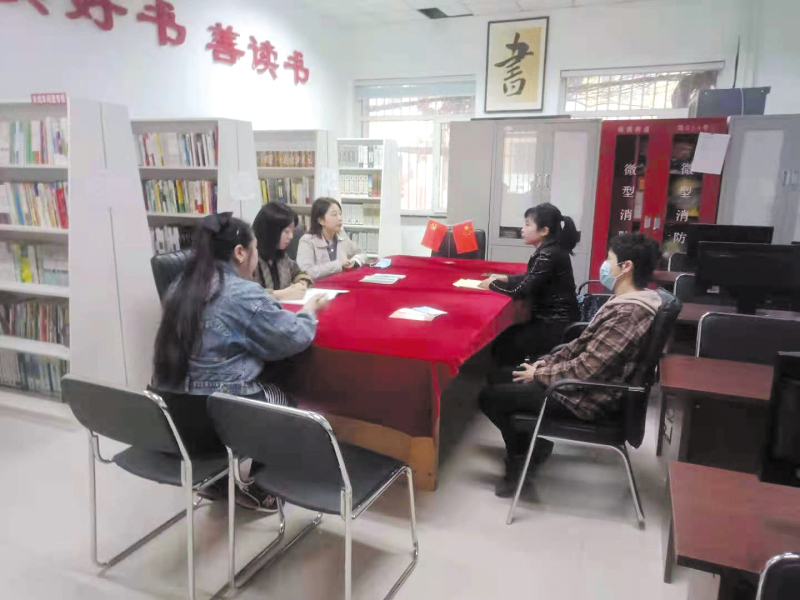 配文1：律師調(diào)解室律師在調(diào)解居民矛盾糾紛,。