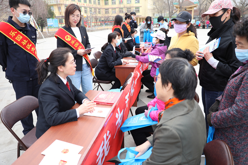 盤錦中院干警走進興隆臺區(qū)興隆街道樂園社區(qū)普及民法典