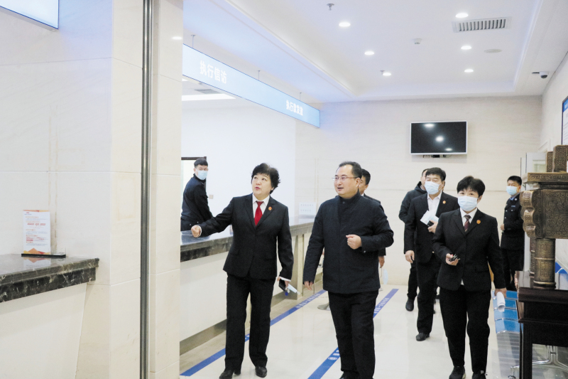葫蘆島市中級人民法院黨組書記,、代院長于德江(前排中)基層法院調研