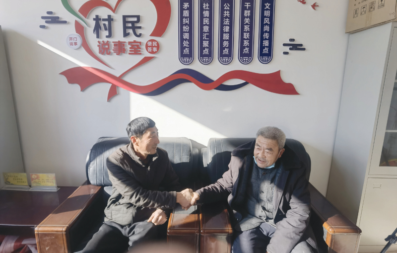 在“村民評理說事點(diǎn)”村民化解矛盾